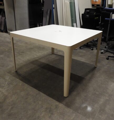 Bord / Projektbord Materia Ava 140x140Cm